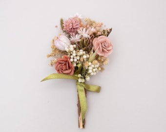 パステルカラーのプリザーブドフラワーのブートニア | 新郎のアクセサリー、エレガントなコサージュ、ナチュラルなウェディングスタイル I カスミソウのブローチ