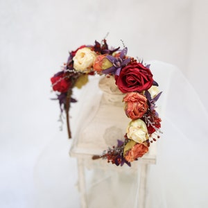 Diadema de flores de seda inspirada en Frida Kahlo para bodas y sesiones de fotos: rojo, morado, naranja y crema