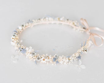 Corona romántica de flores secas. Corona nupcial de flores, corona de hada azul polvoriento, diadema de boda, tocado de prado, halo floral.