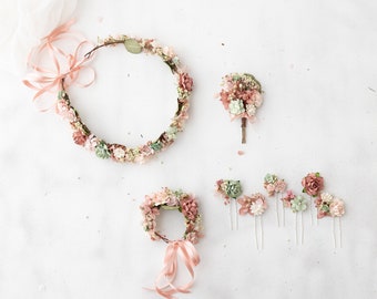 Gedroogde bloemenkroon, haarspelden en knoopjes in oudroze, blush en saliegroen. Bruiloftsaccessoires voor gedroogde bloemen. Boho bruidshoofddeksel