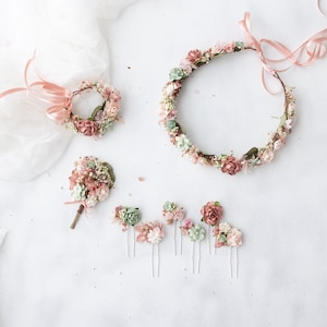 Gedroogde bloemenkroon, haarspelden en boutonniere in oudroze, blush en saliegroen. Bruiloftsaccessoires voor gedroogde bloemen. Boho bruidshoofddeksel afbeelding 2