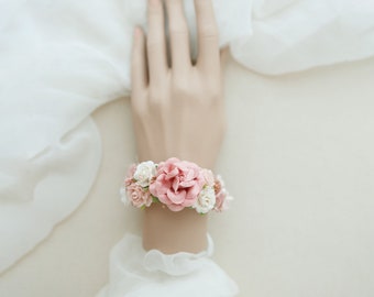 Dusty pink wrist corsage with roses, peonies and dried baby's breath for bride and bridesmaids. Flower girl floral bracelet in dusty mauve