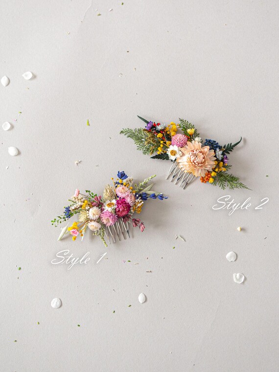 Braut Haarkamm mit Trockenblumen. Bunter Haarschmuck für die Braut mit Schleierkraut. Romantische Haarblumen in kräftigen Farben