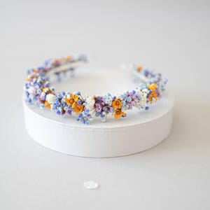 Charming boho floral headband for any occasion—weddings, festivals, fantasy photoshoots, octoberfest and more. Flower crown with dried flowers,  tiny flowers and daisies .  Hairband with dried flowers. Boho hair band. Oktoberfest Headpiece. Summer, Spring, Winter or Autumn headband in warm orange, purple, blue and white colors. Earth tones. Christmas headpiece.