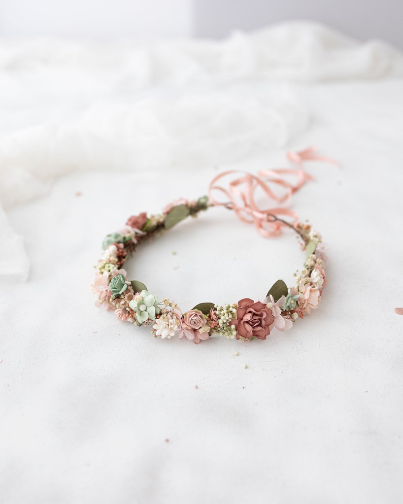 Gedroogde bloemenkroon, haarspelden en boutonniere in oudroze, blush en saliegroen. Bruiloftsaccessoires voor gedroogde bloemen. Boho bruidshoofddeksel afbeelding 3