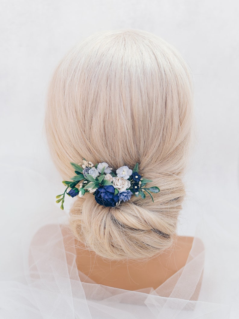 Braut Haarschmuck mit Blumen, Eukalyptus Blätter in dunkelblau, weiß und grün Brautjungfern Haarkamm Oktoberfest Schmuck, Haarblüten Bild 8