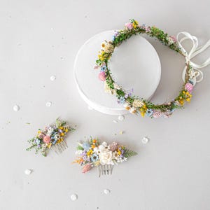 Hair wreath and hair comb with babys&#39;s breath and daisies. Bridal floral headpiece with dried flowers. Pastel color wedding accessories