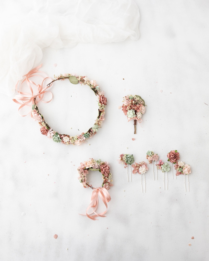 Gedroogde bloemenkroon, haarspelden en boutonniere in oudroze, blush en saliegroen. Bruiloftsaccessoires voor gedroogde bloemen. Boho bruidshoofddeksel afbeelding 1