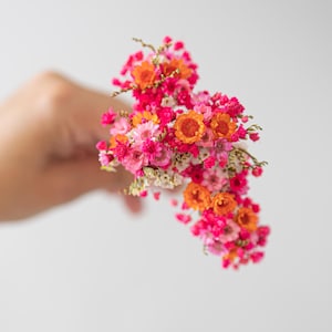 Hair pins with preserved flowers, daisies, and baby’s breath in shades of pink and orange . Autumn hair flowers. Hair accessories with wildflowers and baby’s breath. Colorful hair accessories for summer festivals, Oktoberfest, bridal showers, birthdays, baby showers, weddings, and romantic occasions. Baby’s breath hair clips in natural colors. Rustic headpiece. Winter and Autumn colors. sunset colors. Pink themed weddings. Mexican wedding.