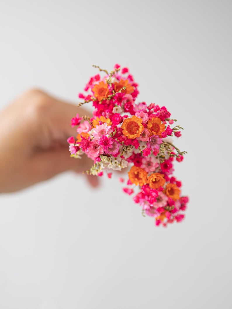 Hair pins with preserved flowers, daisies, and baby’s breath in shades of pink and orange . Autumn hair flowers. Hair accessories with wildflowers and baby’s breath. Colorful hair accessories for summer festivals, Oktoberfest, bridal showers, birthdays, baby showers, weddings, and romantic occasions. Baby’s breath hair clips in natural colors. Rustic headpiece. Winter and Autumn colors. sunset colors. Pink themed weddings. Mexican wedding.