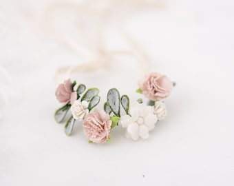 Wedding wrist corsage with roses in blush pink, dusty pink and ivory flowers. Wedding accessoris. Bridesmaid and flower girl bracelet