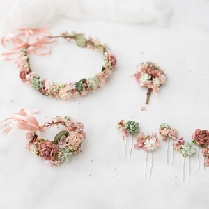 Gedroogde bloemenkroon, haarspelden en boutonniere in oudroze, blush en saliegroen. Bruiloftsaccessoires voor gedroogde bloemen. Boho bruidshoofddeksel afbeelding 10