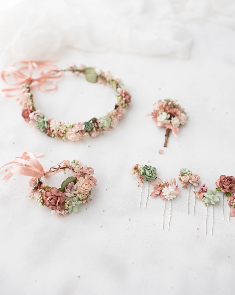 Gedroogde bloemenkroon, haarspelden en boutonniere in oudroze, blush en saliegroen. Bruiloftsaccessoires voor gedroogde bloemen. Boho bruidshoofddeksel afbeelding 10