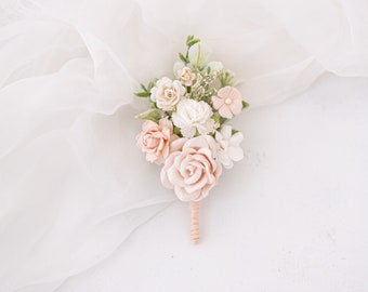 Boutonniere in blush pink und ivory. Hochzeit Ansteckblume. Anstecker für den Bräutigam mit Blüten. Boho Blütenanstecker