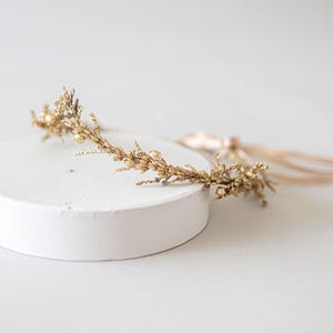 Ein handgefertigter Elf Tiara Märchen-Haarschmuck, verziert mit goldenen Blättern und lavendel. Die Krone ist federleicht, flexibel und drückt nicht. Ideal für Renaissance-Festivals, Hochzeiten, Themenpartys und mehr. Blumenkranz mit Strasssteinen. Trockenblumen Haarschmuck. Grüner Headpiece. Goddess headpiece. Prinzess tiara. Göttin Blatt Stirnban. Lorbeerkranz. Kleopatra Haarschmuck
