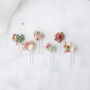 Gedroogde bloemenkroon, haarspelden en boutonniere in oudroze, blush en saliegroen. Bruiloftsaccessoires voor gedroogde bloemen. Boho bruidshoofddeksel Hair pins x 6