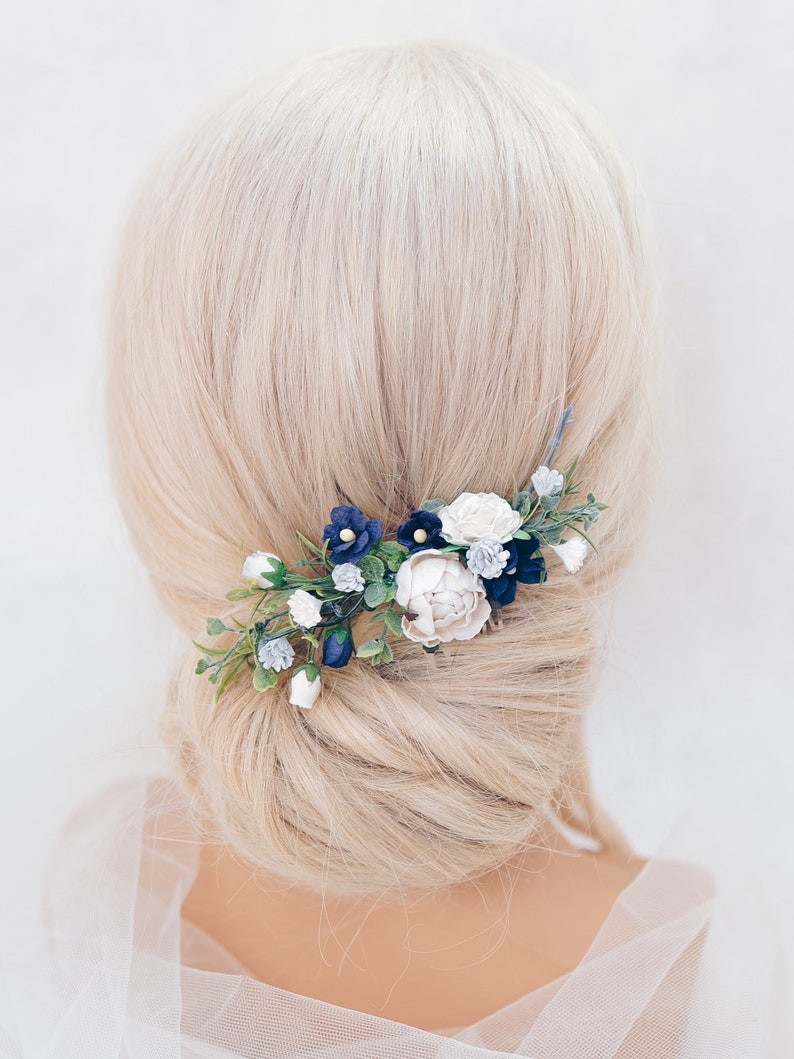 Braut Haarschmuck mit Blumen, Eukalyptus Blätter in dunkelblau, weiß und grün Brautjungfern Haarkamm Oktoberfest Schmuck, Haarblüten Bild 10