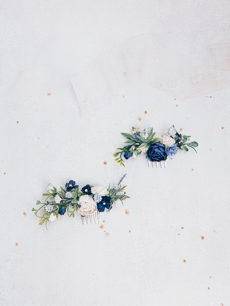 Braut Haarschmuck mit Blumen, Eukalyptus Blätter in dunkelblau, weiß und grün Brautjungfern Haarkamm Oktoberfest Schmuck, Haarblüten Bild 1