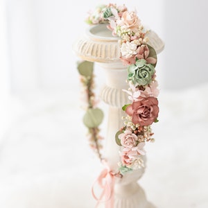 Gedroogde bloemenkroon, haarspelden en boutonniere in oudroze, blush en saliegroen. Bruiloftsaccessoires voor gedroogde bloemen. Boho bruidshoofddeksel afbeelding 4