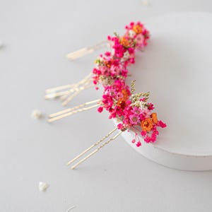 Hair pins with preserved flowers, daisies, and baby’s breath in shades of pink and orange . Autumn hair flowers. Hair accessories with wildflowers and baby’s breath. Colorful hair accessories for summer festivals, Oktoberfest, bridal showers, birthdays, baby showers, weddings, and romantic occasions. Baby’s breath hair clips in natural colors. Rustic headpiece. Winter and Autumn colors. sunset colors. Pink themed weddings. Mexican wedding.