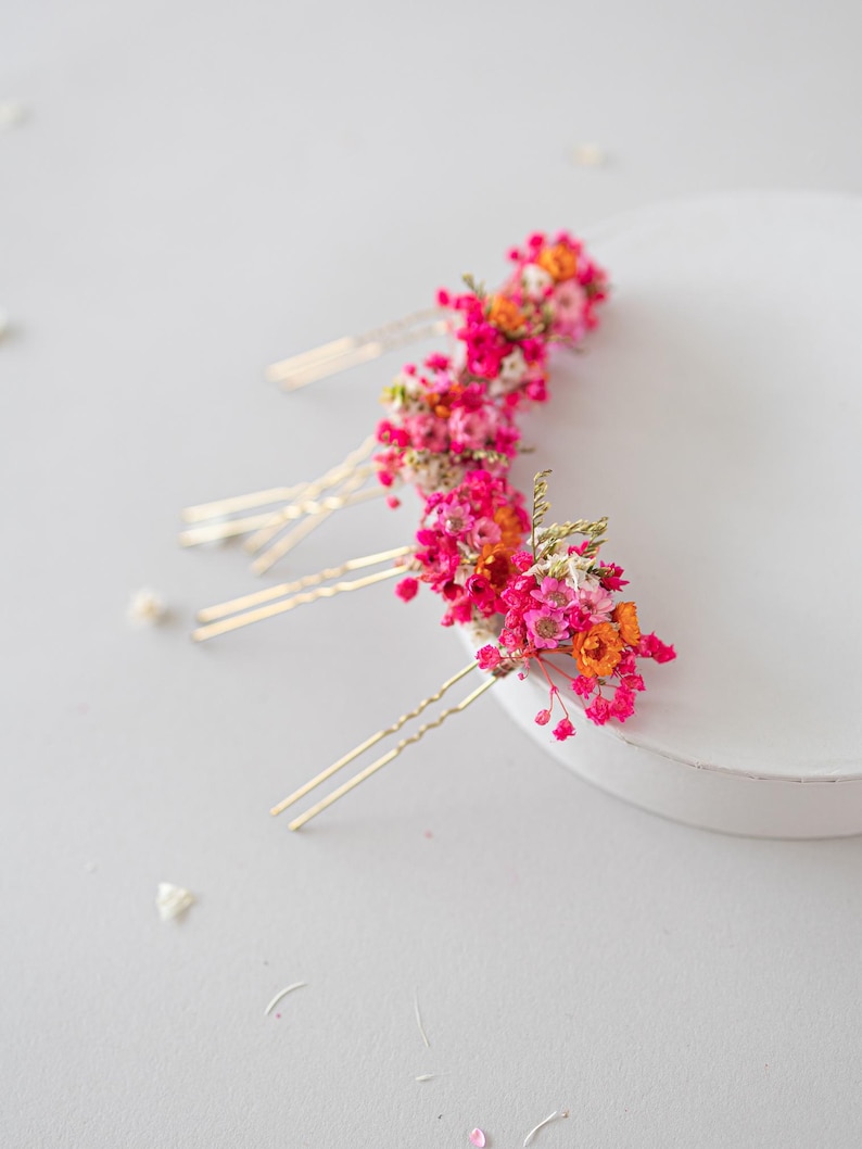 Hair pins with preserved flowers, daisies, and baby’s breath in shades of pink and orange . Autumn hair flowers. Hair accessories with wildflowers and baby’s breath. Colorful hair accessories for summer festivals, Oktoberfest, bridal showers, birthdays, baby showers, weddings, and romantic occasions. Baby’s breath hair clips in natural colors. Rustic headpiece. Winter and Autumn colors. sunset colors. Pink themed weddings. Mexican wedding.