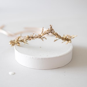 Ein handgefertigter Elf Tiara Märchen-Haarschmuck, verziert mit goldenen Blättern und lavendel. Die Krone ist federleicht, flexibel und drückt nicht. Ideal für Renaissance-Festivals, Hochzeiten, Themenpartys und mehr. Blumenkranz mit Strasssteinen. Trockenblumen Haarschmuck. Grüner Headpiece. Goddess headpiece. Prinzess tiara. Göttin Blatt Stirnban. Lorbeerkranz. Kleopatra Haarschmuck