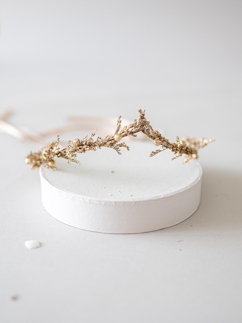 Ein handgefertigter Elf Tiara Märchen-Haarschmuck, verziert mit goldenen Blättern und lavendel. Die Krone ist federleicht, flexibel und drückt nicht. Ideal für Renaissance-Festivals, Hochzeiten, Themenpartys und mehr. Blumenkranz mit Strasssteinen. Trockenblumen Haarschmuck. Grüner Headpiece. Goddess headpiece. Prinzess tiara. Göttin Blatt Stirnban. Lorbeerkranz. Kleopatra Haarschmuck