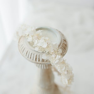 Couronne de fleurs séchées avec gypsophile et hortensia ivoire. Coiffe de mariée, couronne de cheveux de fleurs, couronne de fée fleurs stabilisées image 10