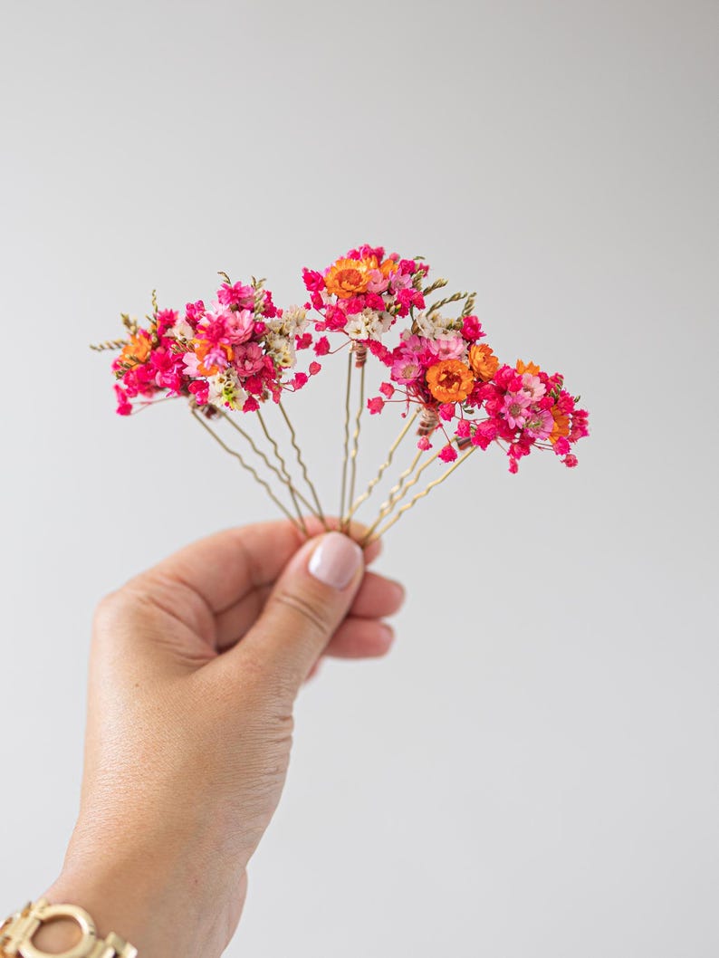 Hair pins with preserved flowers, daisies, and baby’s breath in shades of pink and orange . Autumn hair flowers. Hair accessories with wildflowers and baby’s breath. Colorful hair accessories for summer festivals, Oktoberfest, bridal showers, birthdays, baby showers, weddings, and romantic occasions. Baby’s breath hair clips in natural colors. Rustic headpiece. Winter and Autumn colors. sunset colors. Pink themed weddings. Mexican wedding.