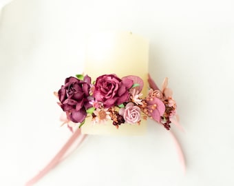 Couronne de bougies avec fleurs rose poudré et bordeaux, gypsophile et hortensia séchés. Décoration de bougie avec des fleurs