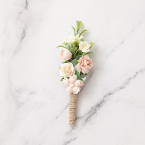 Boutonniere/ Anstecker, Hochzeit Ansteckblume Bräutigam mit Eukalyptus Blättern und Blüten in creme, champagner Boutonniere - Zoe