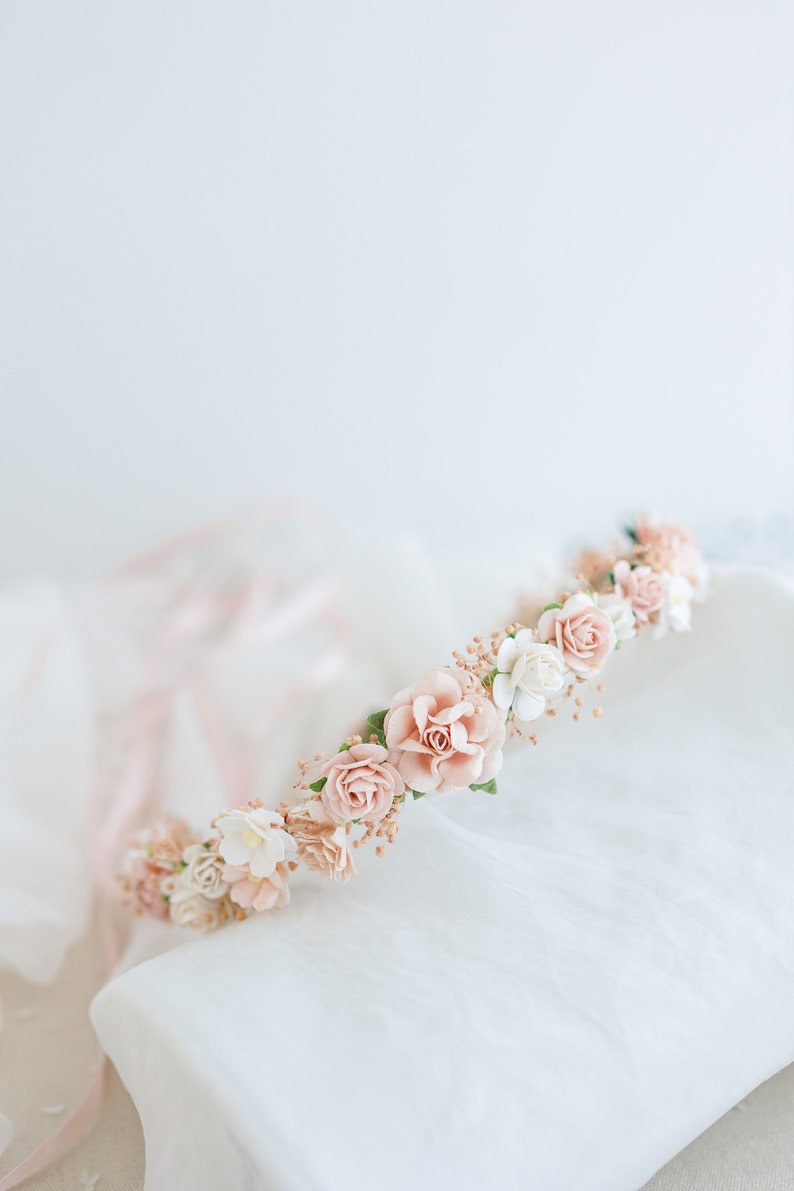 Corona di fiori secchi con respiro di bambino e fiori di rosa polverosa. Copricapo da sposa, ghirlanda di capelli di fiori, corona di fata, fascia da sposa rosa cipria immagine 4