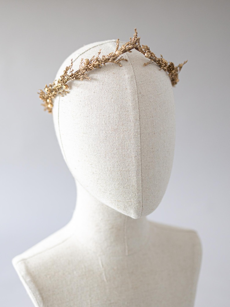 Ein handgefertigter Elf Tiara Märchen-Haarschmuck, verziert mit goldenen Blättern und lavendel. Die Krone ist federleicht, flexibel und drückt nicht. Ideal für Renaissance-Festivals, Hochzeiten, Themenpartys und mehr. Blumenkranz mit Strasssteinen. Trockenblumen Haarschmuck. Grüner Headpiece. Goddess headpiece. Prinzess tiara. Göttin Blatt Stirnban. Lorbeerkranz. Kleopatra Haarschmuck