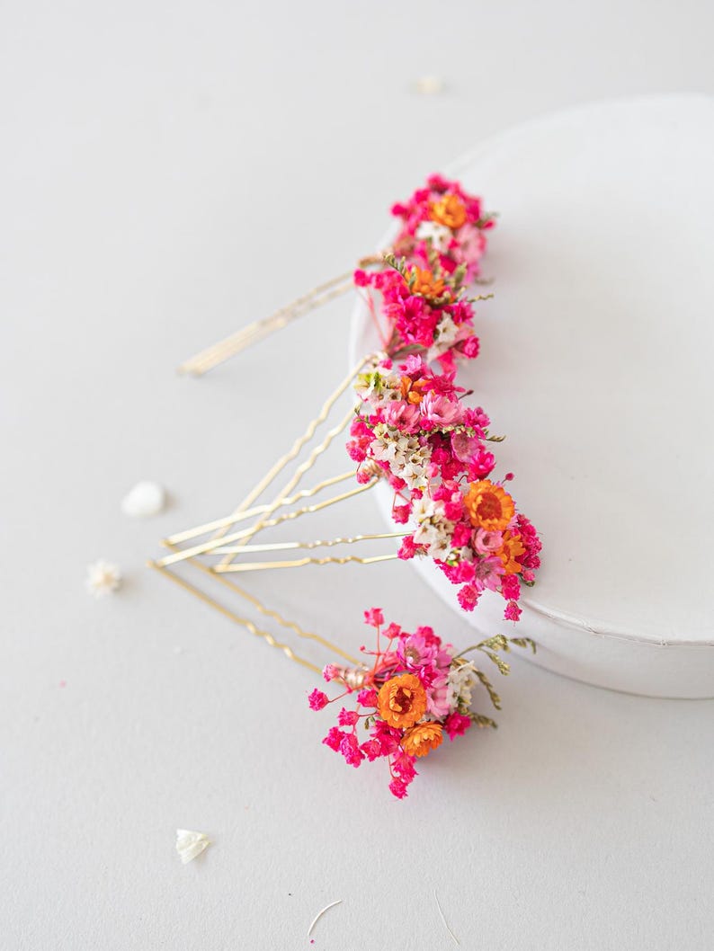 Handgefertigte Haarnadeln mit konservierten Blumen, darunter zarte Gänseblümchen und Schleierkraut in Orange, rosa und pink. Diese romantischen Haarblumen in warmen Herbstfarben sind ein vielseitiger Haarschmuck für Boho-Styles und natürliche Looks. Perfekt als bunter Haarschmuck mit Wildblumen und Schleierkraut für Sommerfeste, Oktoberfest, Hochzeiten, Weihnachten, Brautpartys, Geburtstage, Babypartys. Ideal als herbstliche Accessoires, Haarklammern.