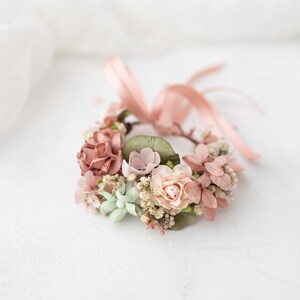 Gedroogde bloemenkroon, haarspelden en boutonniere in oudroze, blush en saliegroen. Bruiloftsaccessoires voor gedroogde bloemen. Boho bruidshoofddeksel afbeelding 7