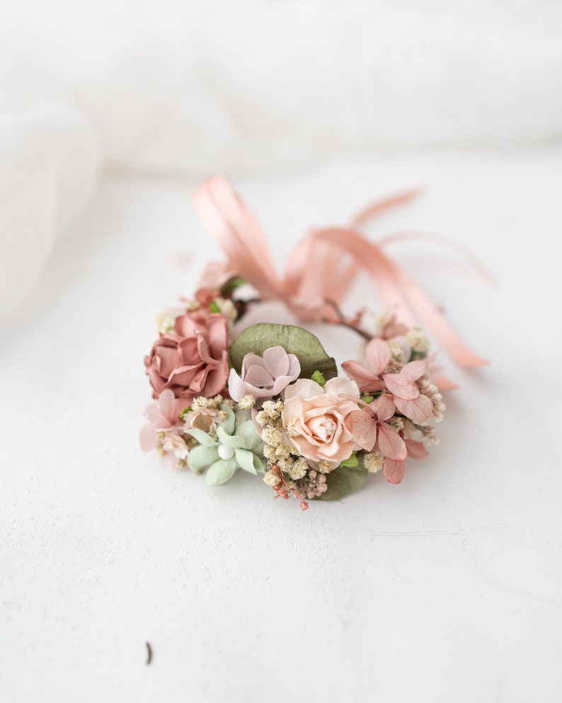 Gedroogde bloemenkroon, haarspelden en boutonniere in oudroze, blush en saliegroen. Bruiloftsaccessoires voor gedroogde bloemen. Boho bruidshoofddeksel afbeelding 7