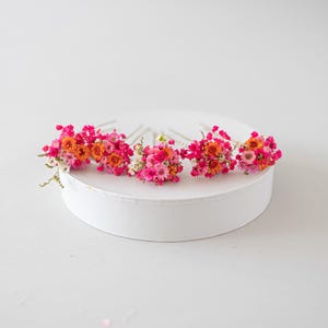 Handgefertigte Haarnadeln mit konservierten Blumen, darunter zarte Gänseblümchen und Schleierkraut in Orange, rosa und pink. Diese romantischen Haarblumen in warmen Herbstfarben sind ein vielseitiger Haarschmuck für Boho-Styles und natürliche Looks. Perfekt als bunter Haarschmuck mit Wildblumen und Schleierkraut für Sommerfeste, Oktoberfest, Hochzeiten, Weihnachten, Brautpartys, Geburtstage, Babypartys. Ideal als herbstliche Accessoires, Haarklammern.