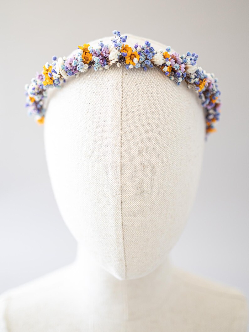Wunderschönes Boho-Blumenhaarband – handgefertigt mit Trockenblumen, feinen Blüten und zarten Gänseblümchen. Romantische Haaraccessoire perfekt für Hochzeiten, Festivals, Oktoberfest, Weihnachtsfeiern, Fotoshootings oder andere besondere Anlässe. In warmen Herbst- und Winterfarben wie  Orange, Lila, Blau gestaltet. Ein einzigartiges Headpiece im Boho-Stil, ideal für Bräute, Brautjungfern oder festliche Outfits. Zauberhafter Haarschmuck in erdigen Tönen