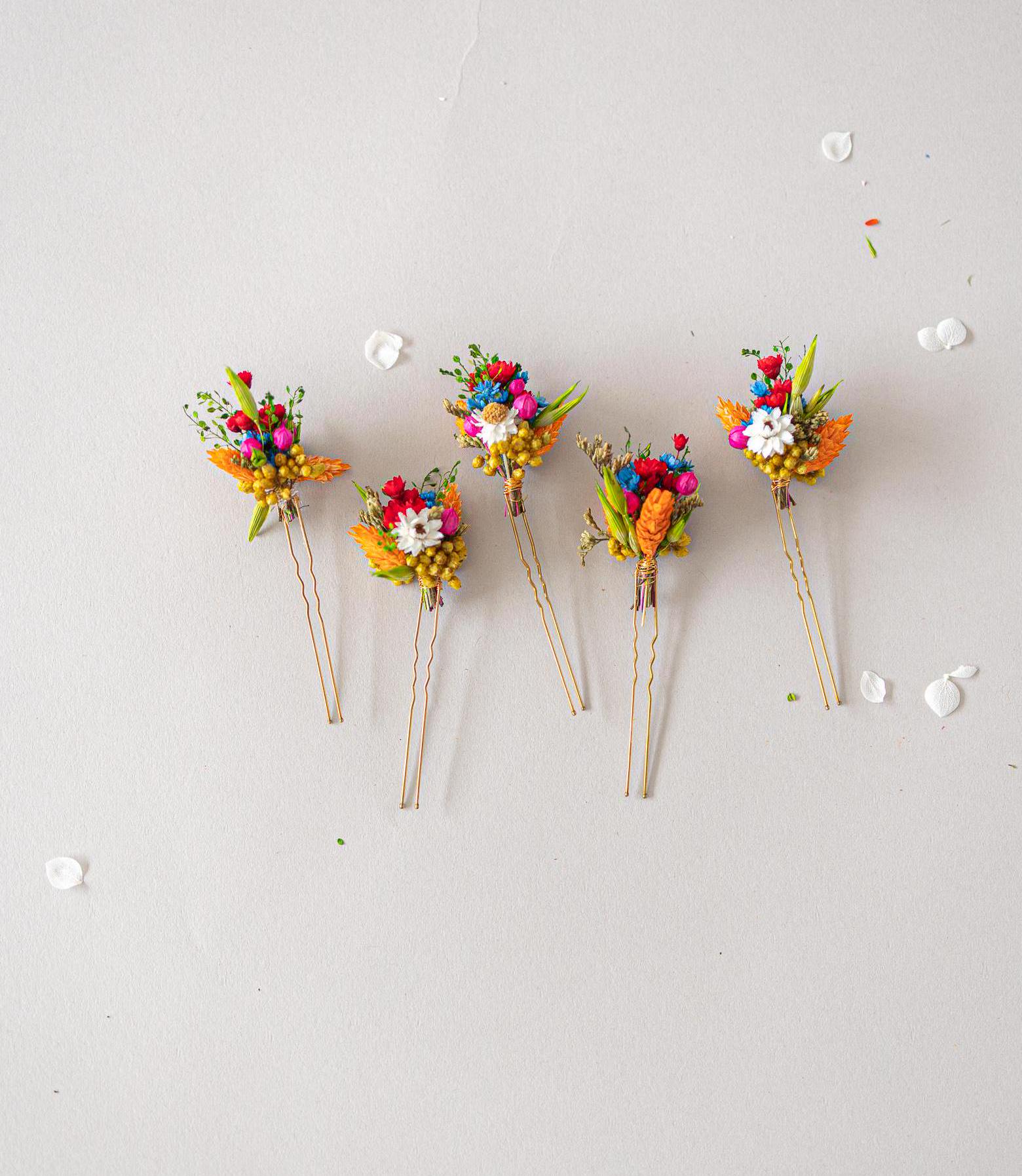 Bridal hair pins with dried flowers, baby's breath and daisies. Rustic wedding headpiece, colorful floral bobby pins with wild flowers.