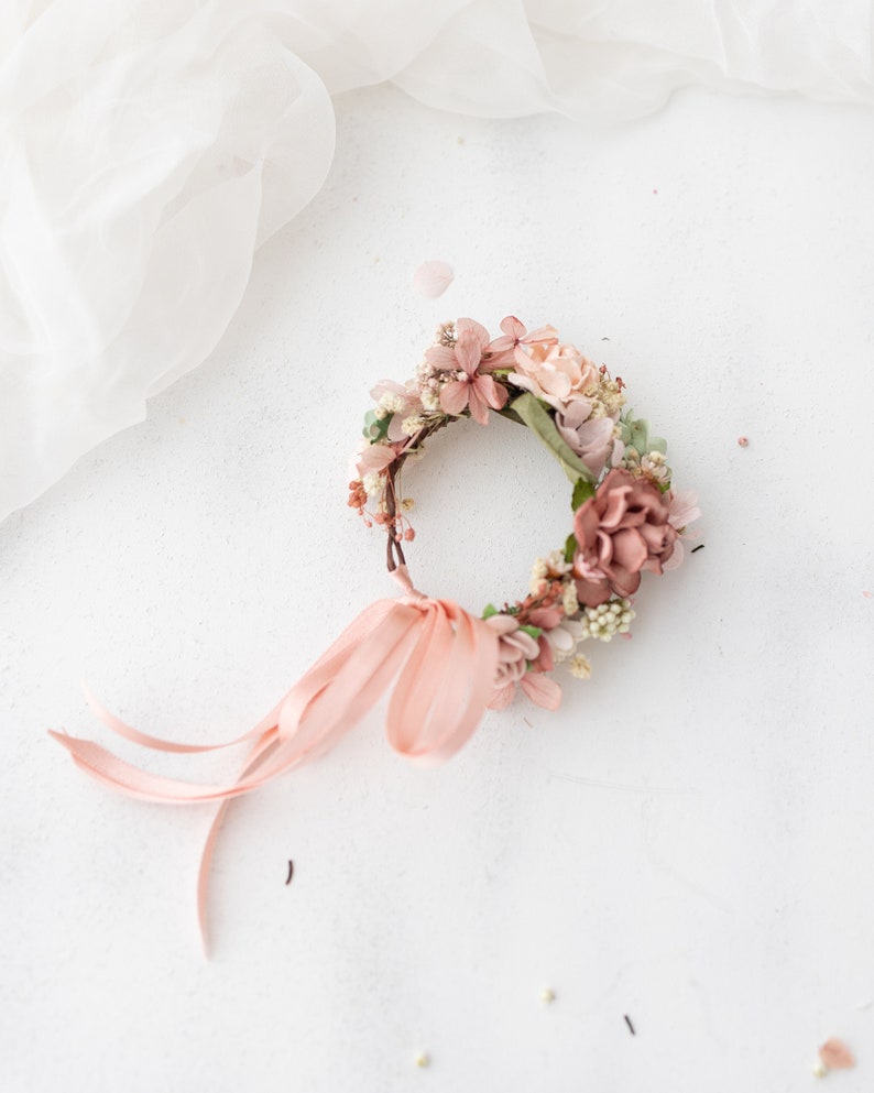 Gedroogde bloemenkroon, haarspelden en boutonniere in oudroze, blush en saliegroen. Bruiloftsaccessoires voor gedroogde bloemen. Boho bruidshoofddeksel Wrist corsage