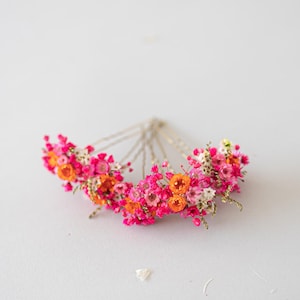 Handgefertigte Haarnadeln mit konservierten Blumen, darunter zarte Gänseblümchen und Schleierkraut in Orange, rosa und pink. Diese romantischen Haarblumen in warmen Herbstfarben sind ein vielseitiger Haarschmuck für Boho-Styles und natürliche Looks. Perfekt als bunter Haarschmuck mit Wildblumen und Schleierkraut für Sommerfeste, Oktoberfest, Hochzeiten, Weihnachten, Brautpartys, Geburtstage, Babypartys. Ideal als herbstliche Accessoires, Haarklammern.