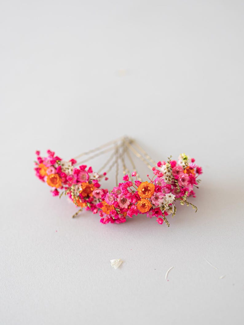 Handgefertigte Haarnadeln mit konservierten Blumen, darunter zarte Gänseblümchen und Schleierkraut in Orange, rosa und pink. Diese romantischen Haarblumen in warmen Herbstfarben sind ein vielseitiger Haarschmuck für Boho-Styles und natürliche Looks. Perfekt als bunter Haarschmuck mit Wildblumen und Schleierkraut für Sommerfeste, Oktoberfest, Hochzeiten, Weihnachten, Brautpartys, Geburtstage, Babypartys. Ideal als herbstliche Accessoires, Haarklammern.