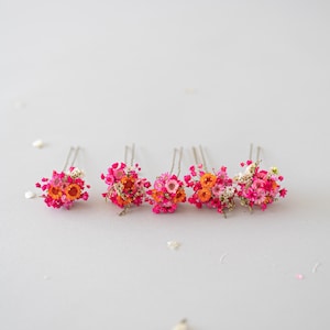 Hair pins with preserved flowers, daisies, and baby’s breath in shades of pink and orange . Autumn hair flowers. Hair accessories with wildflowers and baby’s breath. Colorful hair accessories for summer festivals, Oktoberfest, bridal showers, birthdays, baby showers, weddings, and romantic occasions. Baby’s breath hair clips in natural colors. Rustic headpiece. Winter and Autumn colors. sunset colors. Pink themed weddings. Mexican wedding.