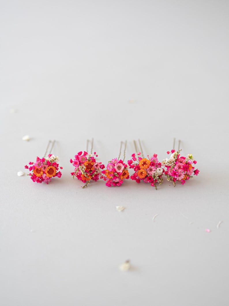 Hair pins with preserved flowers, daisies, and baby’s breath in shades of pink and orange . Autumn hair flowers. Hair accessories with wildflowers and baby’s breath. Colorful hair accessories for summer festivals, Oktoberfest, bridal showers, birthdays, baby showers, weddings, and romantic occasions. Baby’s breath hair clips in natural colors. Rustic headpiece. Winter and Autumn colors. sunset colors. Pink themed weddings. Mexican wedding.