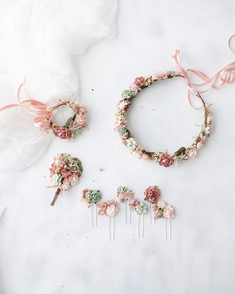 Gedroogde bloemenkroon, haarspelden en boutonniere in oudroze, blush en saliegroen. Bruiloftsaccessoires voor gedroogde bloemen. Boho bruidshoofddeksel afbeelding 2