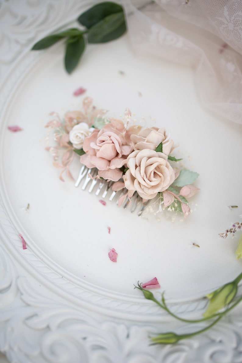 Braut Haarschmuck mit Blumen, Ruskus Blätter und Schleierkraut in nude, blush, rosé und grün Brautjungfern Haarkamm Oktoberfest Schmuck Bild 8