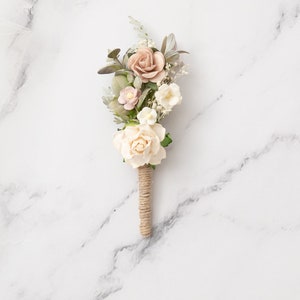 Boutonniere/ Anstecker, Hochzeit Ansteckblume Bräutigam mit Eukalyptus Blättern und Blüten in creme, champagner Boutonniere - Mina