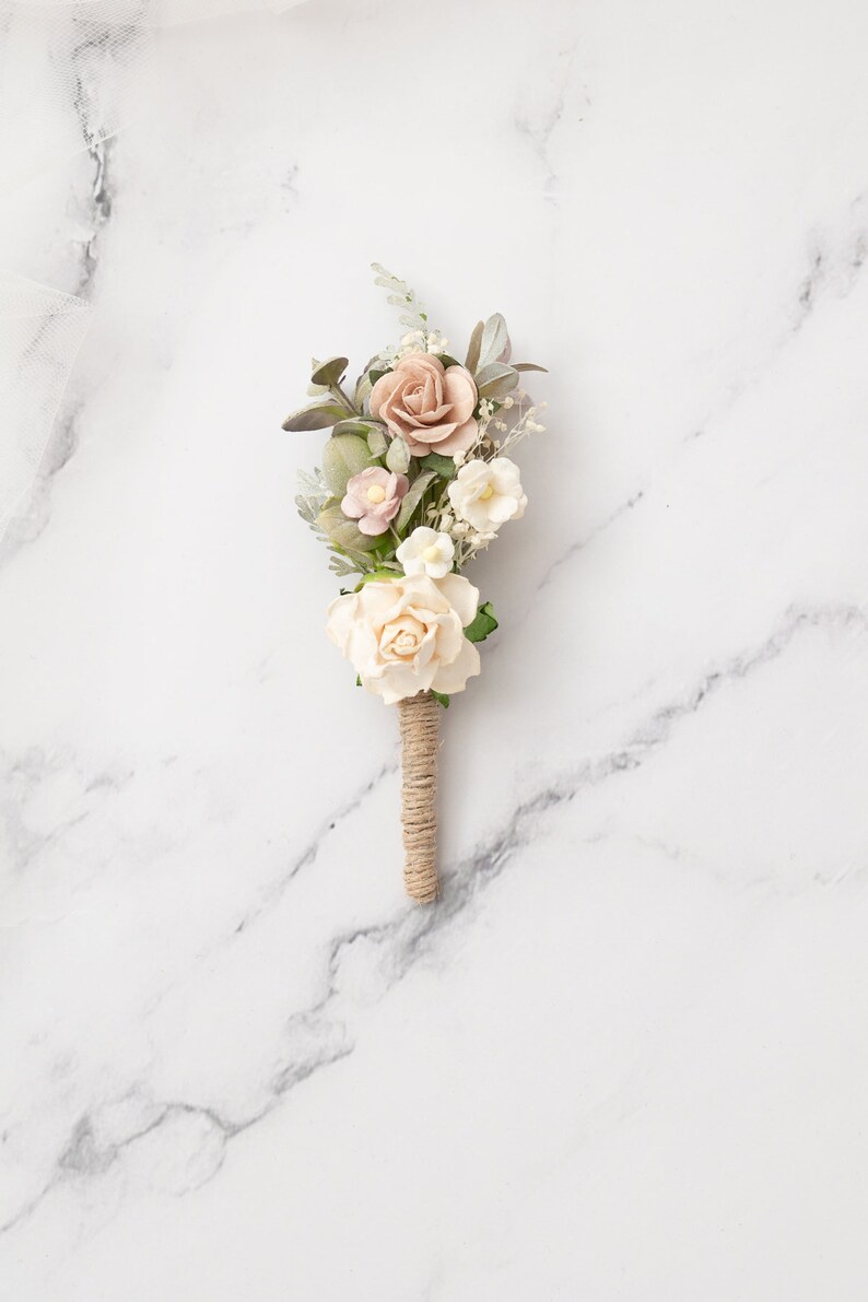 Boutonniere/ Anstecker, Hochzeit Ansteckblume Bräutigam mit Eukalyptus Blättern und Blüten in creme, champagner Boutonniere - Mina