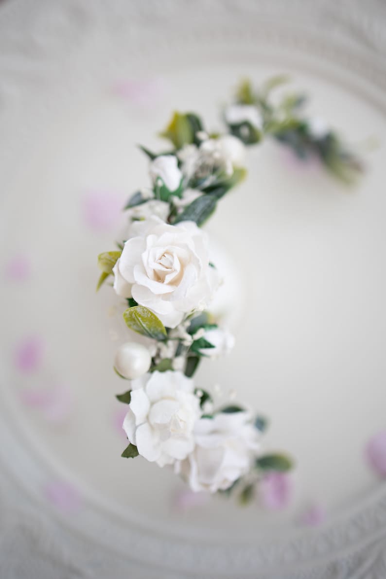 Hochzeit Haarschmuck mit Blumen,Perlen und Schleierkraut in Elfenbein und grün. Oktoberfest Haarranke, Haarblüten Braut und Brautjungfern Bild 2