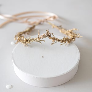 Ein handgefertigter Elf Tiara Märchen-Haarschmuck, verziert mit goldenen Blättern und lavendel. Die Krone ist federleicht, flexibel und drückt nicht. Ideal für Renaissance-Festivals, Hochzeiten, Themenpartys und mehr. Blumenkranz mit Strasssteinen. Trockenblumen Haarschmuck. Grüner Headpiece. Goddess headpiece. Prinzess tiara. Göttin Blatt Stirnban. Lorbeerkranz. Kleopatra Haarschmuck